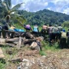 Personel Kodim 0108/Aceh Tenggara bersama pekerja menyiapkan material konstruksi untuk mendukung pembangunan Jembatan Gantung Perintis di Kecamatan Ketambe, Kamis (15/10/2026). Foto: Dok. Istimewa 