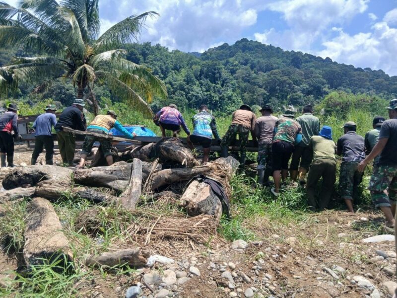 Personel Kodim 0108/Aceh Tenggara bersama pekerja menyiapkan material konstruksi untuk mendukung pembangunan Jembatan Gantung Perintis di Kecamatan Ketambe, Kamis (15/10/2026). Foto: Dok. Istimewa 