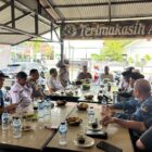 Kapolres Nagan Raya Terlihat sedang mendengakan Aspirasi dan Masukan dari Masyarakat pada giat silaturahmi di salah satu warkop di sepurane Desa Simpang Peut kecamatan Kuala. Foto: Dok. Istimewa
