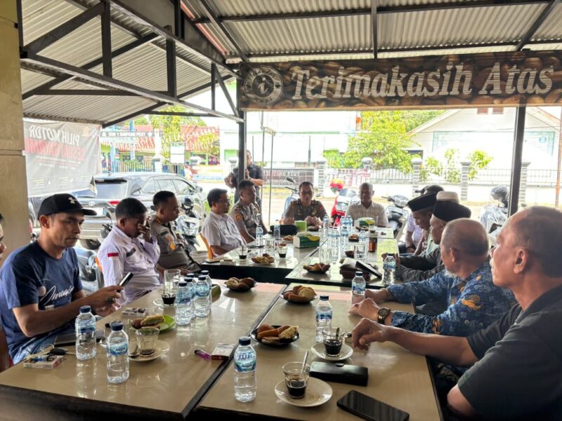 Kapolres Nagan Raya Terlihat sedang mendengakan Aspirasi dan Masukan dari Masyarakat pada giat silaturahmi di salah satu warkop di sepurane Desa Simpang Peut kecamatan Kuala. Foto: Dok. Istimewa 
