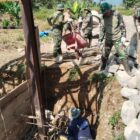 Pelda Ahmad Saan Pinem bersama masyarakat menunjukkan semangat gotong royong dalam mendukung pembangunan Jembatan Gantung Perintis di Desa Buah Pala, Aceh Tenggara, Rabu (14/10/2026). Foto: Dok. Istimewa