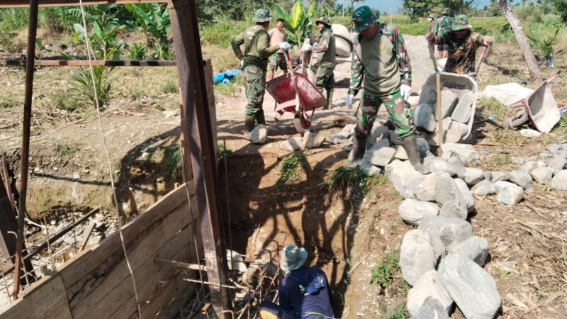 Pelda Ahmad Saan Pinem bersama masyarakat menunjukkan semangat gotong royong dalam mendukung pembangunan Jembatan Gantung Perintis di Desa Buah Pala, Aceh Tenggara, Rabu (14/10/2026). Foto: Dok. Istimewa 