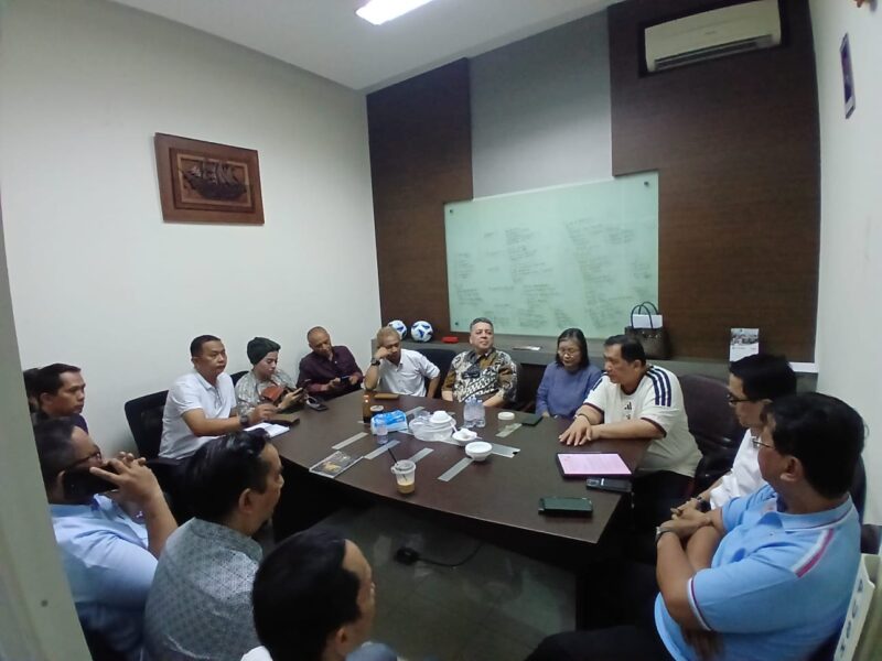 Ketua Umum KSMI Yan Mulia Abidin bersama jajaran pengurus dan anggota dalam rapat KSMI di Jakarta, Jumat (2/10/2026) malam. Foto: Dok. Istimewa 