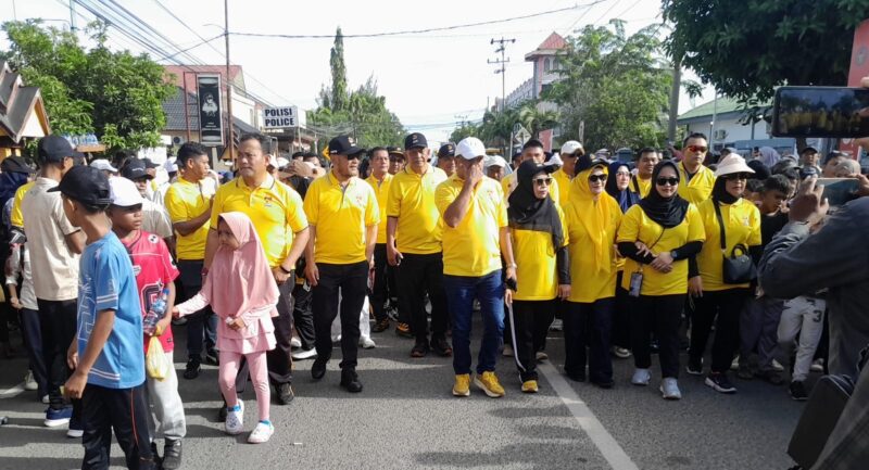 Ribuan warga mengikuti Fun Walk dalam rangka memeriahkan HUT ke-27 Kabupaten Bireuen di Kota Juang, Minggu (11/10/2026). Foto: Dok. Istimewa 