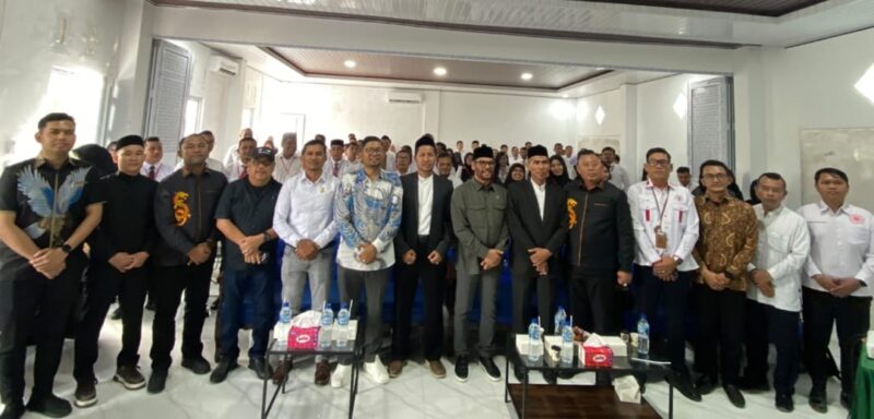 Anggota DPR RI asal Aceh, Nasir Djamil, bersama pimpinan YARA, perwakilan STAI Nusantara Padang Aceh, serta para peserta berfoto bersama usai pembukaan Pendidikan dan Pelatihan (Diklat) Paralegal YARA di Aula STAI Nusantara, Banda Aceh, Jumat (16/10/2026). Foto: Dok. Humas YARA