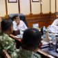 Wakil Gubernur Aceh Fadhlullah (Dek Fadh) mengikuti rapat tindak lanjut hasil rakor penanganan dan pengelolaan daerah aliran sungai secara virtual dari Ruang Rapat Wakil Gubernur Aceh, Jumat (2/10/2026). Foto: Dok. Istimewa 
