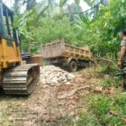 Personel Satgas TMMD ke-130 Kodim 0108/Agara mengerahkan alat berat dan dump truck untuk mempercepat penimbunan jalan sepanjang 2.000 meter di Aceh Tenggara, Selasa (13/10/2026). Foto: Dok. Istimewa 