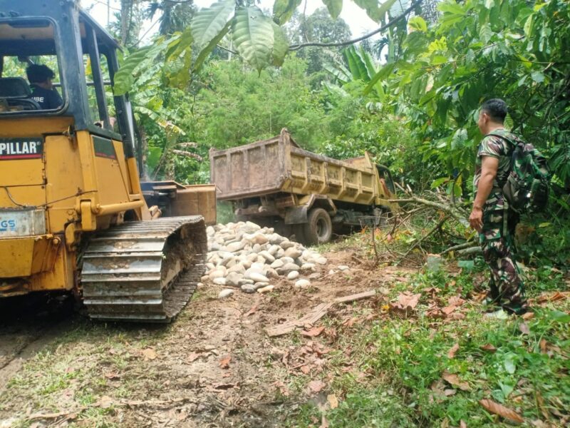 Personel Satgas TMMD ke-130 Kodim 0108/Agara mengerahkan alat berat dan dump truck untuk mempercepat penimbunan jalan sepanjang 2.000 meter di Aceh Tenggara, Selasa (13/10/2026). Foto: Dok. Istimewa 