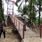 Pembangunan Jembatan Gantung Perintis di Desa Serasah, Kabupaten Aceh Singkil, terus berlanjut dengan progres mencapai 47,10 persen hingga Sabtu (17/10/2026). Foto: Dok. Istimewa 