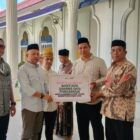 Bupati Aceh Jaya Safwandi bersama perwakilan Bank Aceh Syariah dan pengurus Masjid Agung Baitul Izzah saat penyerahan bantuan sarana dan prasarana di Aceh Jaya, Jumat (9/10/2026). Foto: Dok. Pemkab Aceh Jaya