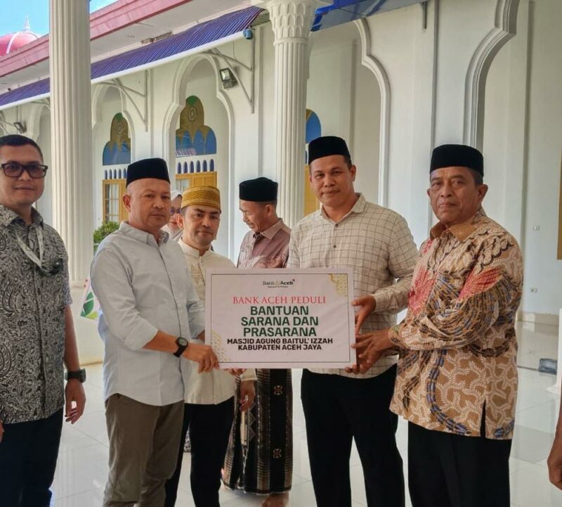 Bupati Aceh Jaya Safwandi bersama perwakilan Bank Aceh Syariah dan pengurus Masjid Agung Baitul Izzah saat penyerahan bantuan sarana dan prasarana di Aceh Jaya, Jumat (9/10/2026). Foto: Dok. Pemkab Aceh Jaya