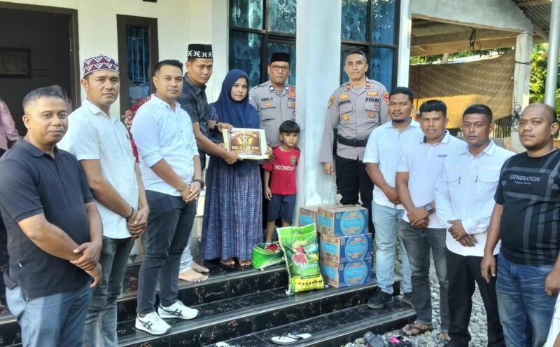Perwakilan angkatan BSG, ZLS, dan STS Aceh menyerahkan santunan kepada istri almarhum Aipda Jonni Rahmad di rumah duka di Kabupaten Pidie Jaya, Senin (12/10/2026). Foto: Dok. Istimewa 