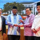 Ketua MWA USK, Dr. Safrizal ZA, bersama Rektor USK Prof. Dr. Mirza Tabrani, S.E., M.B.A., D.B.A., dan jajaran pimpinan, memperlihatkan cendera mata usai pembukaan Rapat Kerja Universitas Syiah Kuala (USK) Tahun 2026 di Gayo Petro Hotel, Takengon, Aceh Tengah, Jumat malam (2/10/2026). Foto: Dok. Humas USK
