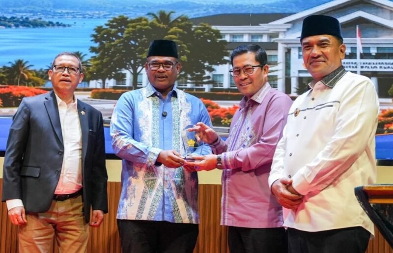 Ketua MWA USK, Dr. Safrizal ZA, bersama Rektor USK Prof. Dr. Mirza Tabrani, S.E., M.B.A., D.B.A., dan jajaran pimpinan, memperlihatkan cendera mata usai pembukaan Rapat Kerja Universitas Syiah Kuala (USK) Tahun 2026 di Gayo Petro Hotel, Takengon, Aceh Tengah, Jumat malam (2/10/2026). Foto: Dok. Humas USK