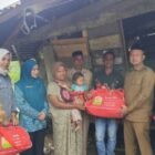 Bupati Aceh Jaya, Safwandi, bersama Ketua TP-PKK Aceh Jaya, Ny. Desi Maulidur, menyerahkan bantuan masa panik kepada Zamzami, warga Desa Tuwie Kareung, Kecamatan Pasie Raya, yang rumahnya tertimpa pohon tumbang, Senin (12/10/2026). Foto: Dok. Istimewa
