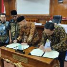 Bupati Aceh Jaya, Safwandi, bersama perwakilan PT Asuransi Jiwa Taspen menandatangani nota kesepahaman (MoU) kerja sama program dana pensiun bagi Pegawai Pemerintah dengan Perjanjian Kerja (PPPK) di lingkungan Pemerintah Kabupaten Aceh Jaya, Kamis (29/10/2026). Foto: Dok. Pemkab Aceh Jaya.