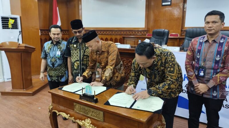 Bupati Aceh Jaya, Safwandi, bersama perwakilan PT Asuransi Jiwa Taspen menandatangani nota kesepahaman (MoU) kerja sama program dana pensiun bagi Pegawai Pemerintah dengan Perjanjian Kerja (PPPK) di lingkungan Pemerintah Kabupaten Aceh Jaya, Kamis (29/10/2026). Foto: Dok. Pemkab Aceh Jaya.