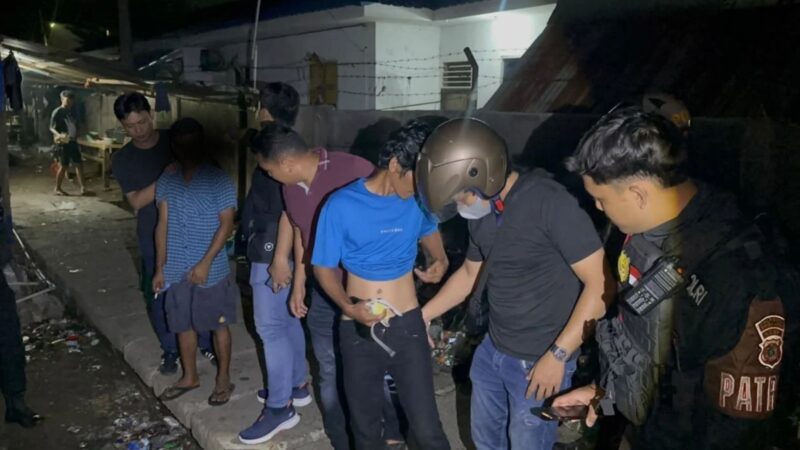Empat pria diamankan Satresnarkoba Polresta Banda Aceh untuk menjalani pemeriksaan lebih lanjut terkait temuan barang yang diduga narkotika di TPI Lampulo, Sabtu (17/10/2026). Foto: Dok. Istimewa 