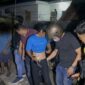 Empat pria diamankan Satresnarkoba Polresta Banda Aceh untuk menjalani pemeriksaan lebih lanjut terkait temuan barang yang diduga narkotika di TPI Lampulo, Sabtu (17/10/2026). Foto: Dok. Istimewa 