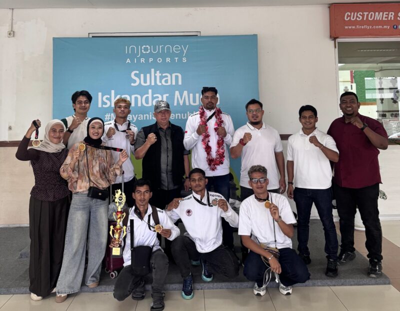 Foto bersama kontingen Muaythai Aceh dan tim pelatih setibanya di Bandara Internasional Sultan Iskandar Muda, Aceh Besar, usai meraih empat medali emas dan dua medali perak pada ajang 1st Muar Muaythai Championship di Johor, Malaysia, 24–25 Oktober 2026. Foto: Dok. Istimewa 