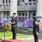 Sekda Aceh Jaya H. Masri, SE., M.Si., bertindak sebagai inspektur upacara pada peringatan Hari Sumpah Pemuda ke-98 di halaman Kantor Bupati Aceh Jaya, Rabu (28/10/2026). Foto: Dok. Pemkab Aceh Jaya