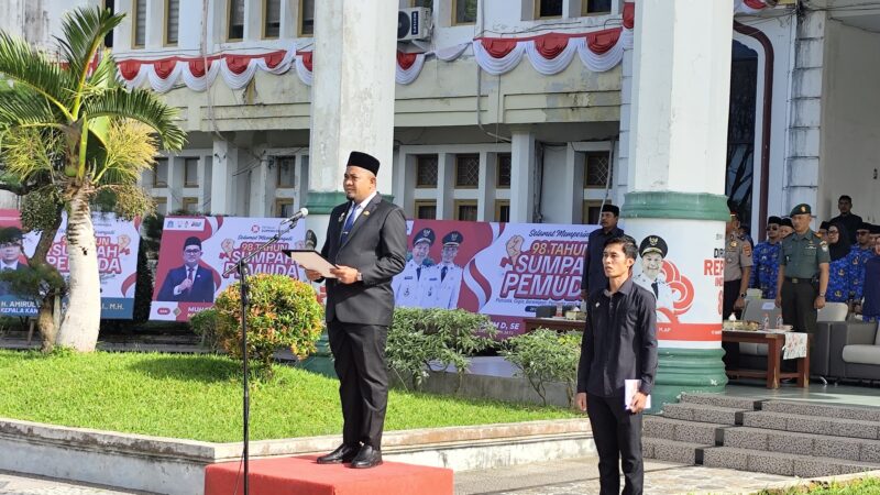 Sekda Aceh Jaya H. Masri, SE., M.Si., bertindak sebagai inspektur upacara pada peringatan Hari Sumpah Pemuda ke-98 di halaman Kantor Bupati Aceh Jaya, Rabu (28/10/2026). Foto: Dok. Pemkab Aceh Jaya