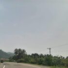 Kondisi jarak pandang di jalan lintas Banda Aceh–Calang, kawasan Lamno, Kecamatan Jaya, Aceh Jaya.Jumat (16/10/2026). Foto: Dok. Sanusi/NOA.co.id.