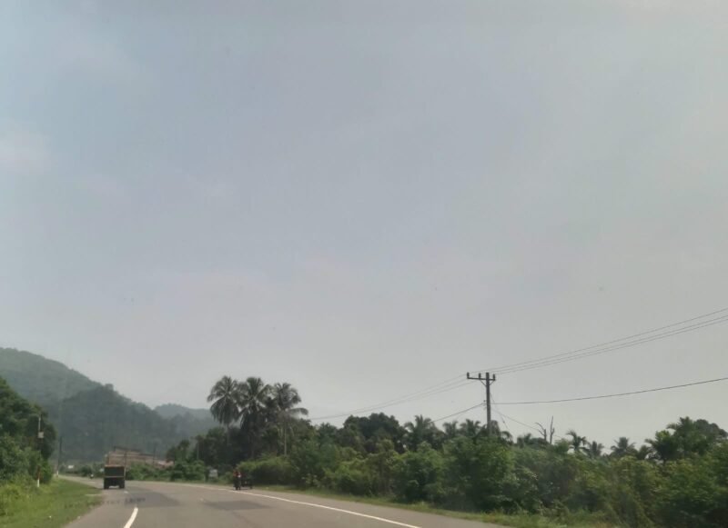 Kondisi jarak pandang di jalan lintas Banda Aceh–Calang, kawasan Lamno, Kecamatan Jaya, Aceh Jaya.Jumat (16/10/2026). Foto: Dok. Sanusi/NOA.co.id.