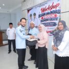 Wakil Bupati Aceh Barat, Said Fadheil, menyerahkan cendera mata kepada peserta pada kegiatan workshop desain dan inovasi produk ekonomi kreatif di Aula Dinas Kelautan dan Perikanan (DKP), Rabu (21/10/2026). Foto: Dok. Istimewa 