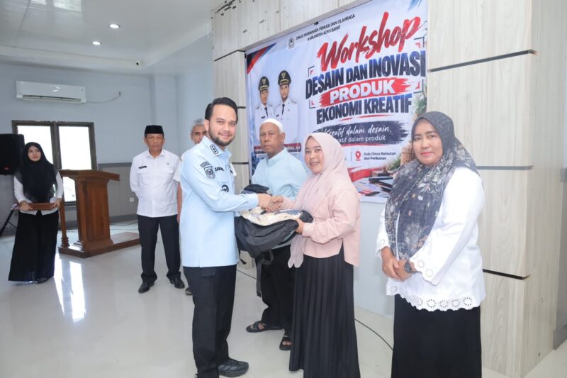 Wakil Bupati Aceh Barat, Said Fadheil, menyerahkan cendera mata kepada peserta pada kegiatan workshop desain dan inovasi produk ekonomi kreatif di Aula Dinas Kelautan dan Perikanan (DKP), Rabu (21/10/2026). Foto: Dok. Istimewa 