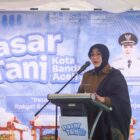 Wali Kota Banda Aceh Illiza Sa'aduddin Djamal, berikan Sambutan pada Kegiatan Pasar Tani Kota Banda Aceh, Taman Bustanussalatin, Selasa (27/10/2026). Foto: Dok. Diskominfo Kota Banda Aceh