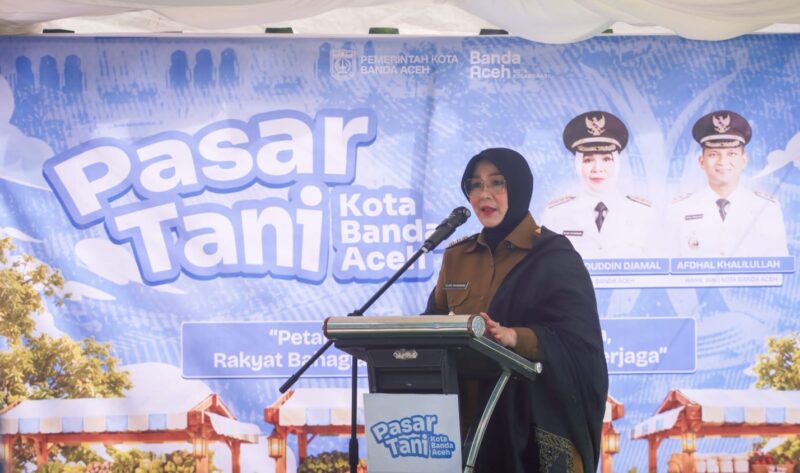 Wali Kota Banda Aceh Illiza Sa'aduddin Djamal, berikan Sambutan pada Kegiatan Pasar Tani Kota Banda Aceh, Taman Bustanussalatin, Selasa (27/10/2026). Foto: Dok. Diskominfo Kota Banda Aceh 