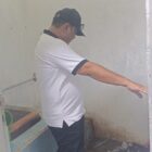 Kadisdikbud Aceh Jaya Juanda, S.Pd.I., M.Pd., saat mengecek kondisi toilet salah satu sekolah SMP di Kecamatan Indra Jaya, Aceh Jaya, Minggu (4/10/2026). Foto: Dok. Istimewa