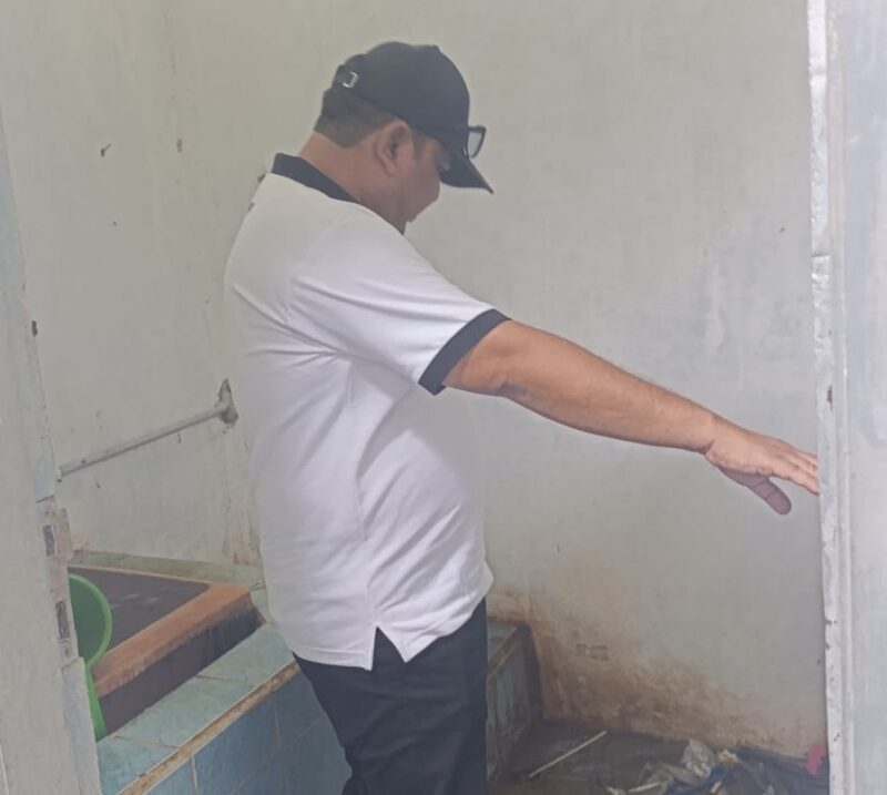 Kadisdikbud Aceh Jaya Juanda, S.Pd.I., M.Pd., saat mengecek kondisi toilet salah satu sekolah SMP di Kecamatan Indra Jaya, Aceh Jaya, Minggu (4/10/2026). Foto: Dok. Istimewa