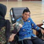 Kepala DPMPKB Aceh Jaya, Dahrial Saputra, S.IP., menjalani proses donor darah dalam aksi bakti sosial donor darah di Aula DPMPKB Aceh Jaya, Kamis (8/10/2026). Foto: Dok. DPMPKB
