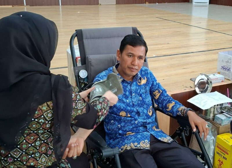 Kepala DPMPKB Aceh Jaya, Dahrial Saputra, S.IP., menjalani proses donor darah dalam aksi bakti sosial donor darah di Aula DPMPKB Aceh Jaya, Kamis (8/10/2026). Foto: Dok. DPMPKB