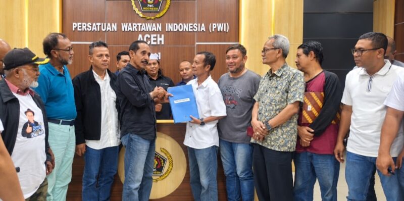 Tarmilin Usman, SE, M.Si., menyerahkan berkas persyaratan sebagai bakal calon Ketua Dewan Kehormatan Provinsi (DKP) PWI Aceh periode 2026–2031 kepada Pokja Verifikasi Imran Joni di Gedung PWI Aceh, Banda Aceh, Senin (19/10/2026). Foto: Dok. Tim Pemenangan