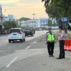 Kapolda Aceh Irjen Pol. Ruddi Setiawan memantau pengaturan arus lalu lintas di salah satu titik strategis di Banda Aceh, Senin (19/10/2026). Foto : Dok. Istimewa