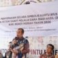 Sekda Bener Meriah, Riswandika Putra, membuka kegiatan sosialisasi dan penyerahan kartu BPJS Ketenagakerjaan bagi petani sawit yang bersumber dari DBH Sawit Tahun 2026, Kamis (29/10/2026). Foto: Dok. Istimewa 