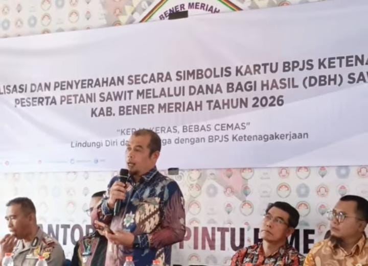 Sekda Bener Meriah, Riswandika Putra, membuka kegiatan sosialisasi dan penyerahan kartu BPJS Ketenagakerjaan bagi petani sawit yang bersumber dari DBH Sawit Tahun 2026, Kamis (29/10/2026). Foto: Dok. Istimewa 