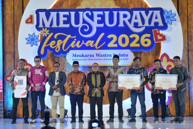 Bank Aceh Syariah bersama Bank Indonesia Provinsi Aceh meluncurkan dan menyerahkan perangkat QRIS Dinamis Soundbox dalam rangkaian pembukaan Meuseuraya Festival 2026 di Banda Aceh, Jumat (23/10/2026). Foto: Dok. Istimewa 