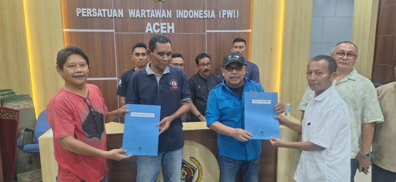 Nasir Nurdin mendaftar sebagai Bakal Calon Ketua PWI Aceh dan Zairin mendaftar sebagai DKP dan diterima Ketua SC Iranda di Kantor PWI Aceh, Senin (5/10/2026) (Foto.IST).
