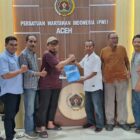 Hendro Saki mewakili Sayuti Ahmad mengambil formulir untukendaftar sebagai Balon Ketua PWI Aceh di kantor PWI Aceh, Selasa (6/10/2026) (Foto.IST).