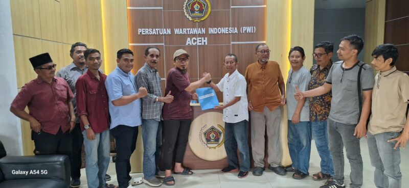 Hendro Saki mewakili Sayuti Ahmad mengambil formulir untukendaftar sebagai Balon Ketua PWI Aceh di kantor PWI Aceh, Selasa (6/10/2026) (Foto.IST).