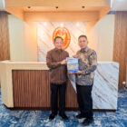 Temui Mendagri RI Tito Karnavian, Bupati Pidie Jaya Tgk. H. Syibral Malasyi serahkan proposal percepatan pemulihan pasca bencana hidrometeorologi Pidie Jaya. Kamis. (8/10/2026). Foto:Dok/Khairil 