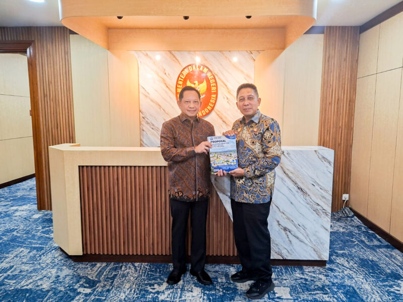 Temui Mendagri RI Tito Karnavian, Bupati Pidie Jaya Tgk. H. Syibral Malasyi serahkan proposal percepatan pemulihan pasca bencana hidrometeorologi Pidie Jaya. Kamis. (8/10/2026). Foto:Dok/Khairil 