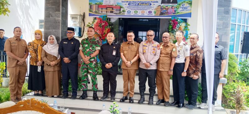 Wakil Bupati Pidie, Alzaizi foto bersama dengan MEN PANRB usai menggelar Mal Pelayanan Publik (MPP) di DPMPTSP Pidie,  Selasa (13/10/2026) (foto.IST).