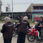 Socolatte Pidie Jaya peduli membagikan masker kepada pengguna jalan, Meureudu 17/10/2026. Foto: Dok/ Humas Socolatte