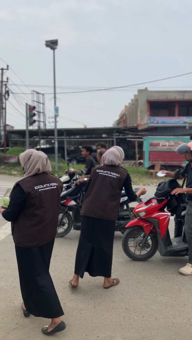 Socolatte Pidie Jaya peduli membagikan masker kepada pengguna jalan, Meureudu 17/10/2026. Foto: Dok/ Humas Socolatte 
