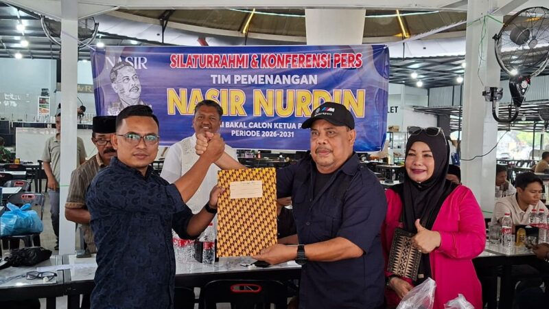 Calon Ketua PWI Aceh Nasir Nurdin menyerahkan syarat dukungan 10 persen dari 320 pemilih di Banda Aceh, Sabtu (17/10/2026) (Foto.IST)